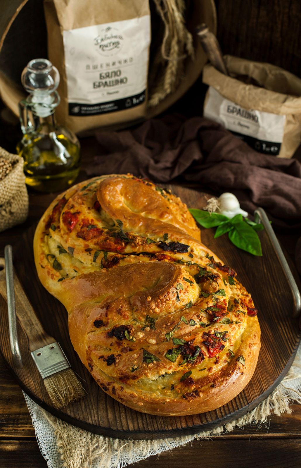 Хляб с пълнеж от моцарела, домати, босилек и чесън