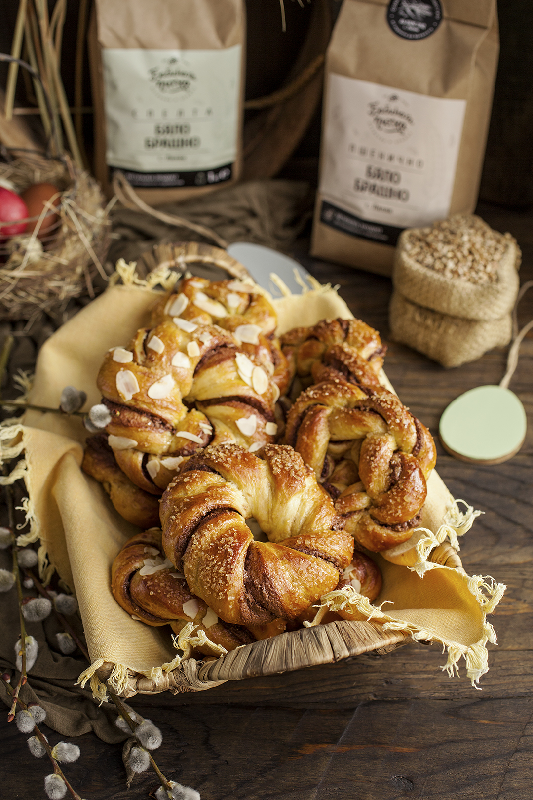 Великденски козуначени венци и възелчета