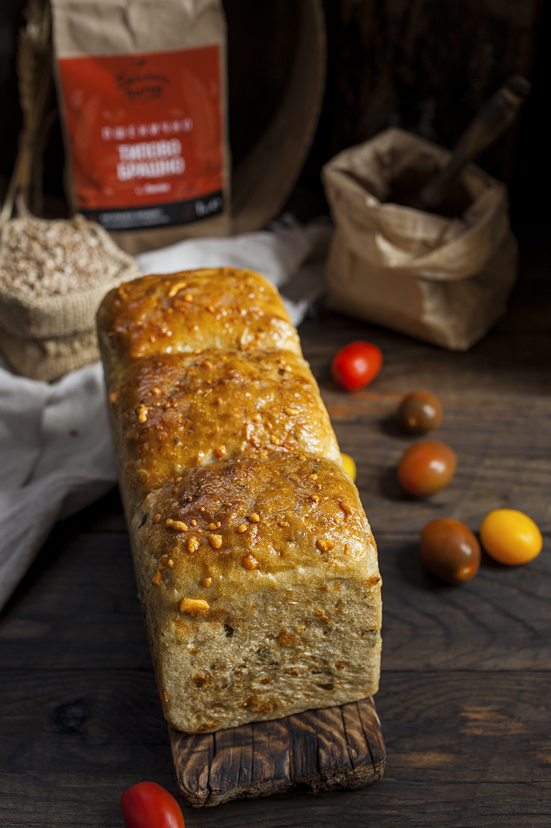 Типов хляб с чедър, свежи подправки и чесън