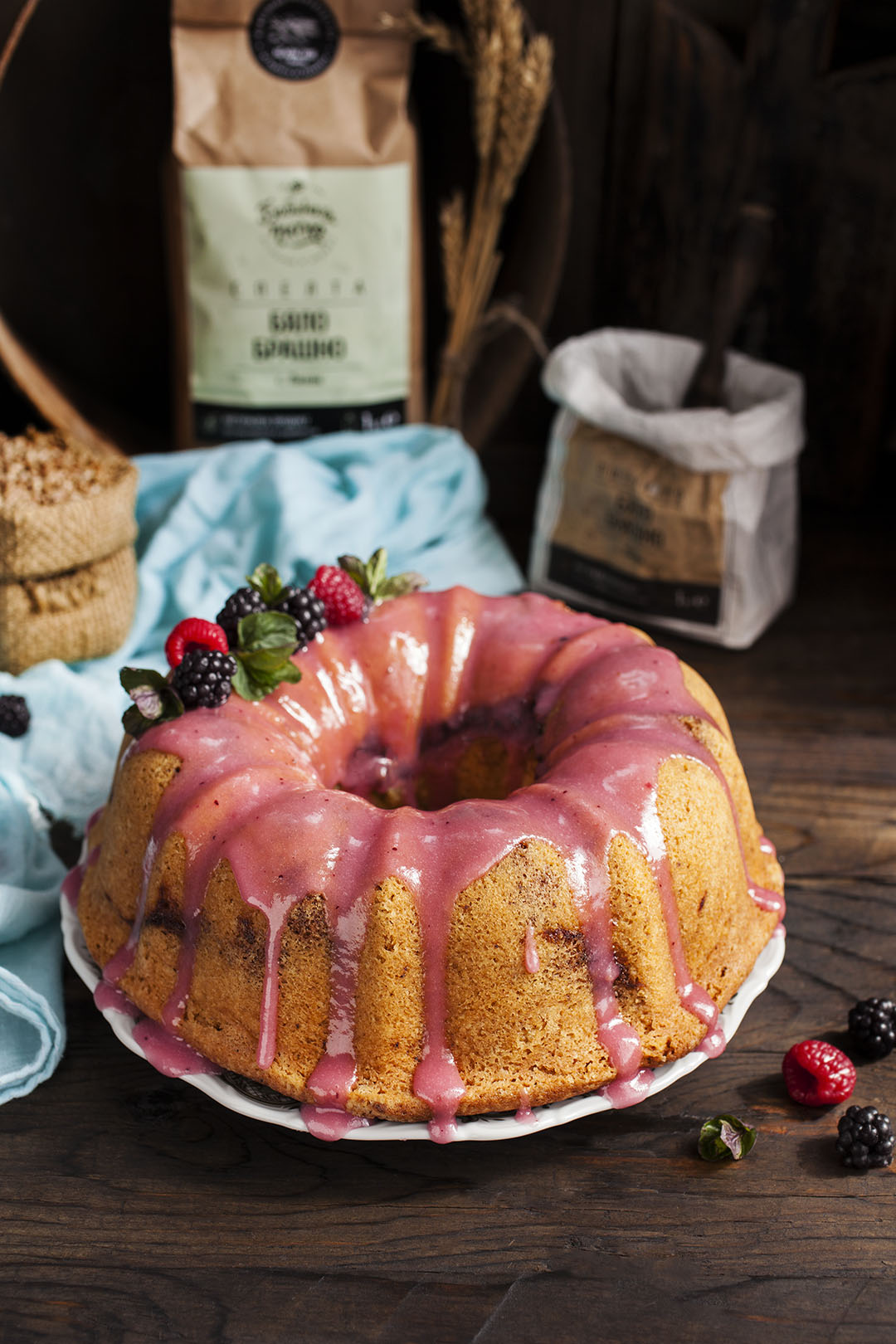 Лимонов кекс с пълнеж от горски плодове
