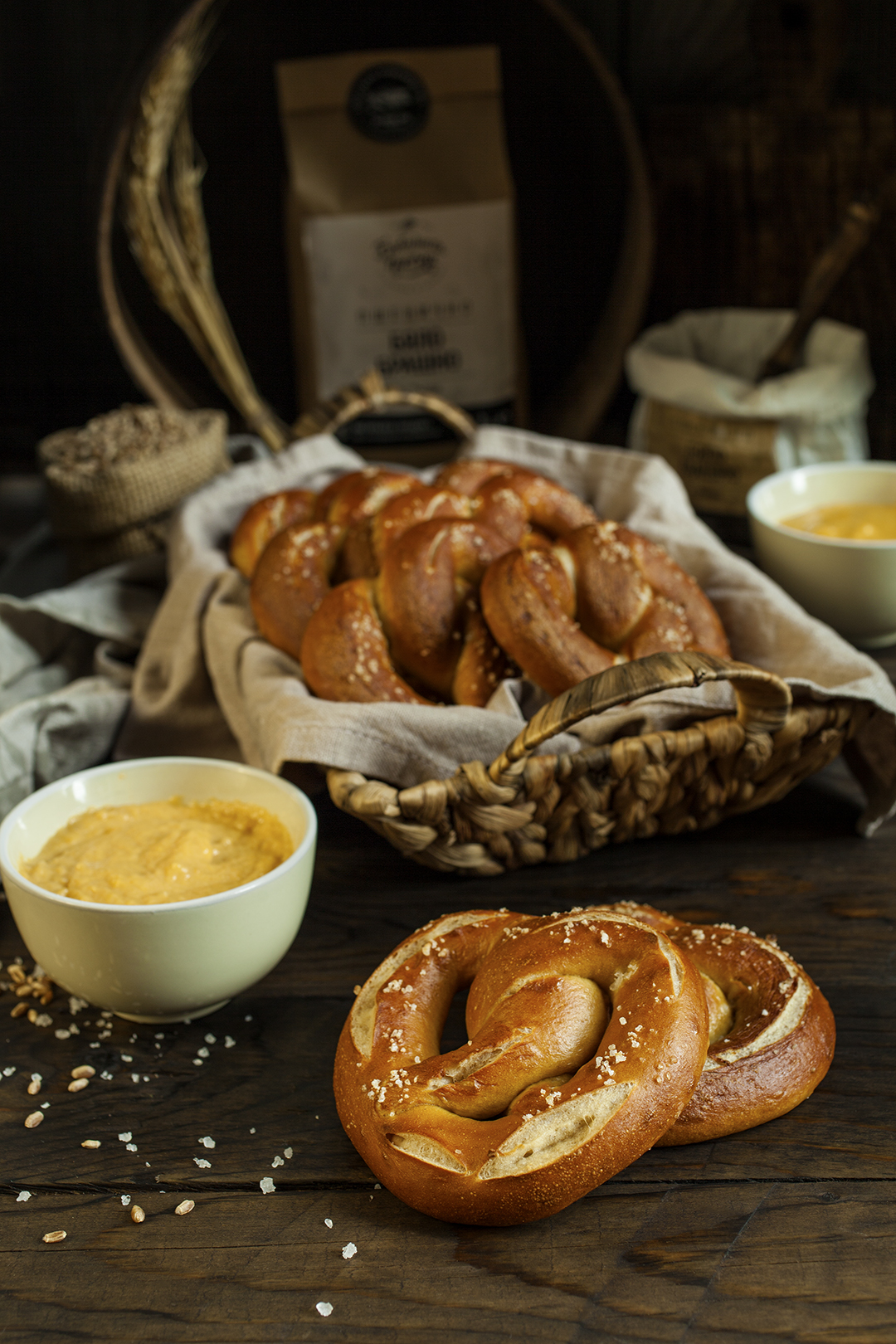 Баварски брецели с дип от сирена и бяло брашно