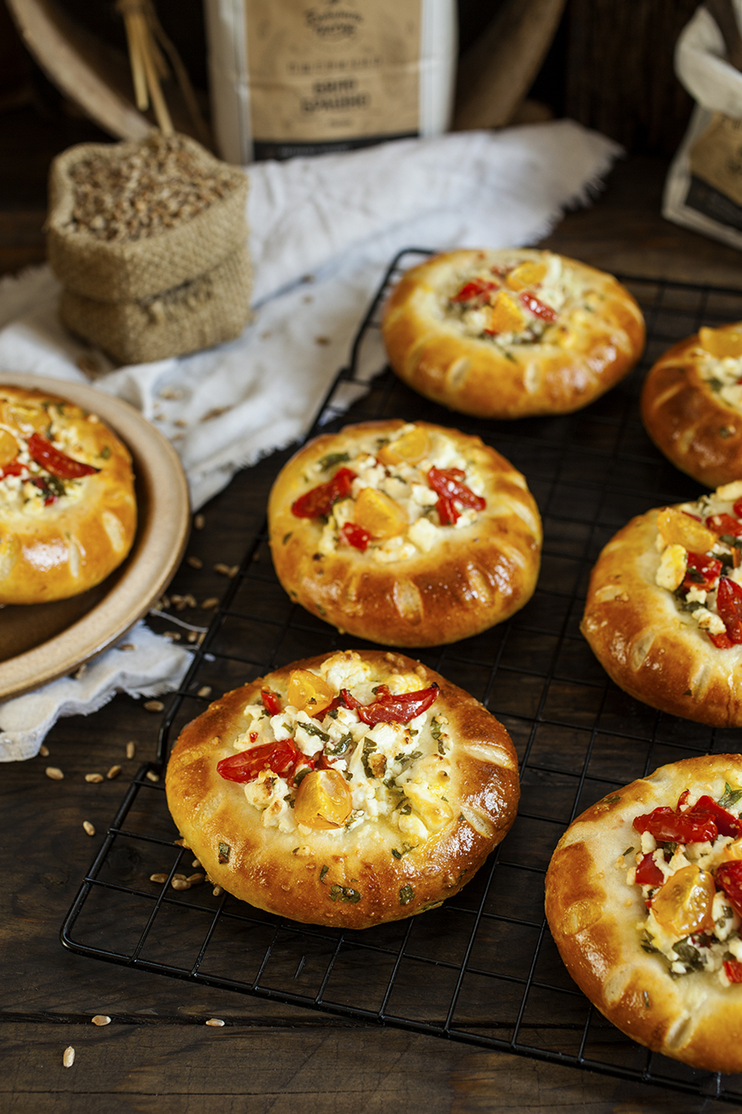 Пиде със сирене, червени чушки и чери домати