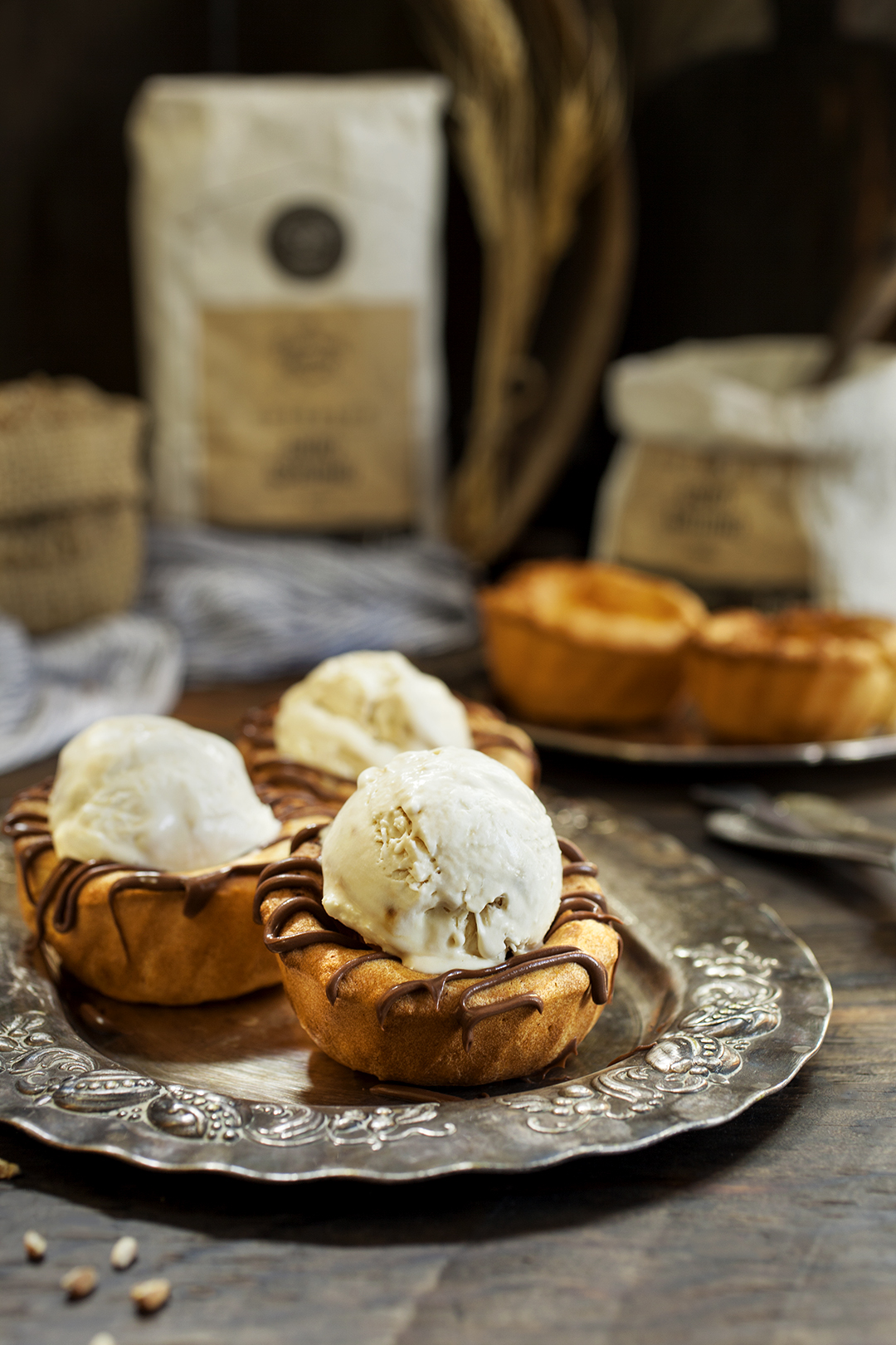 Йоркширски пудинг с течен шоколад и сладолед