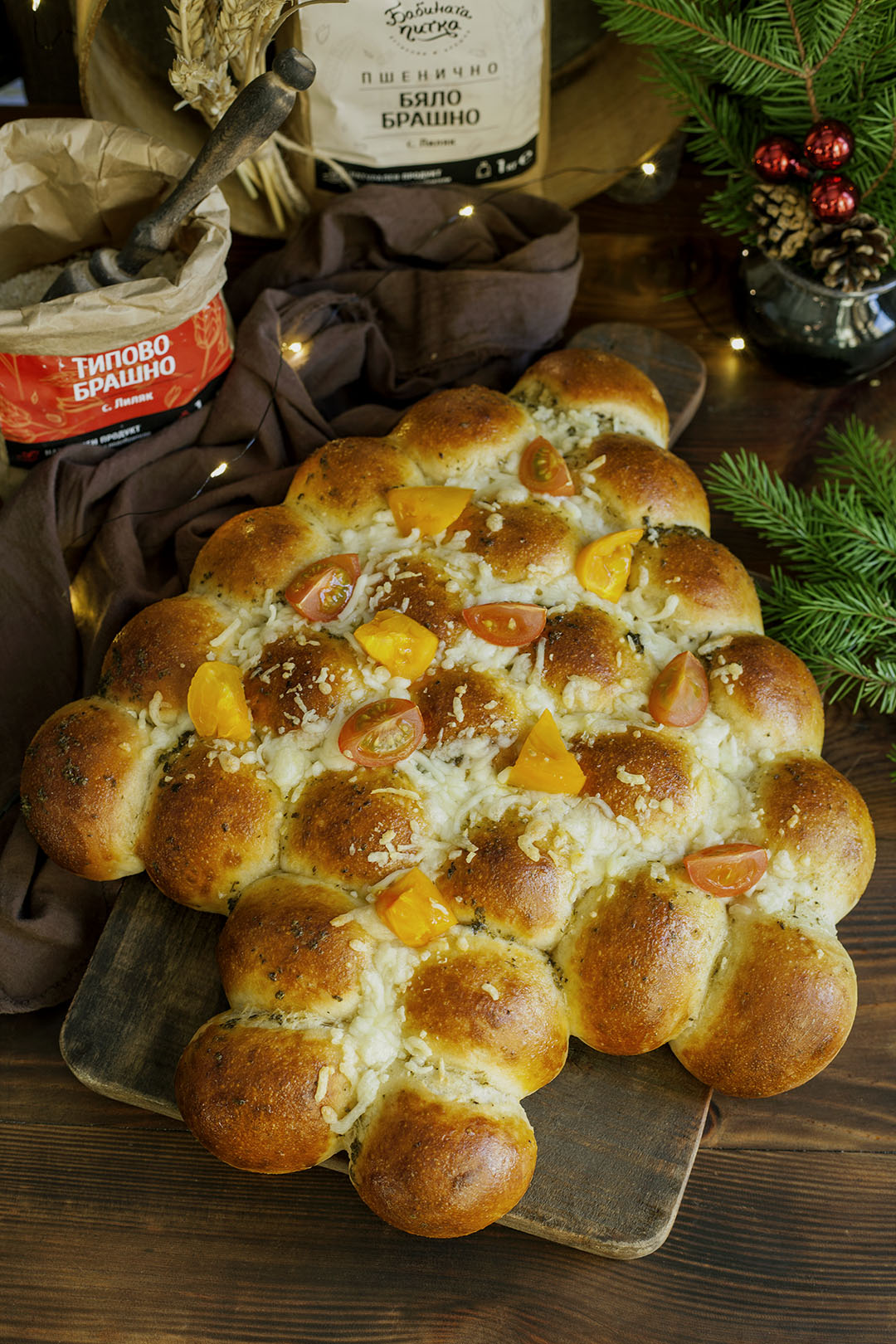 Коледна питка Елха с бейби моцарела, босилеково песто и чесън