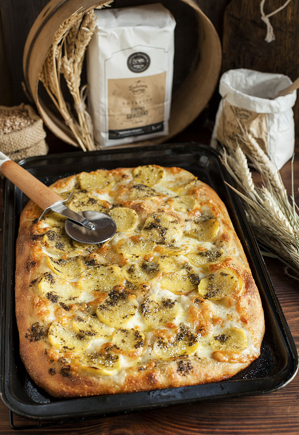 Хрупкава многопластова пица с квас, моцарела и картофи