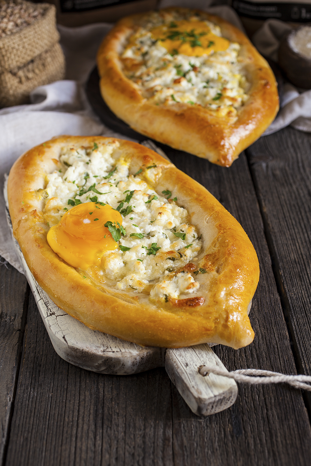 Хачапури представляват традиционен грузински хляб със сирена.