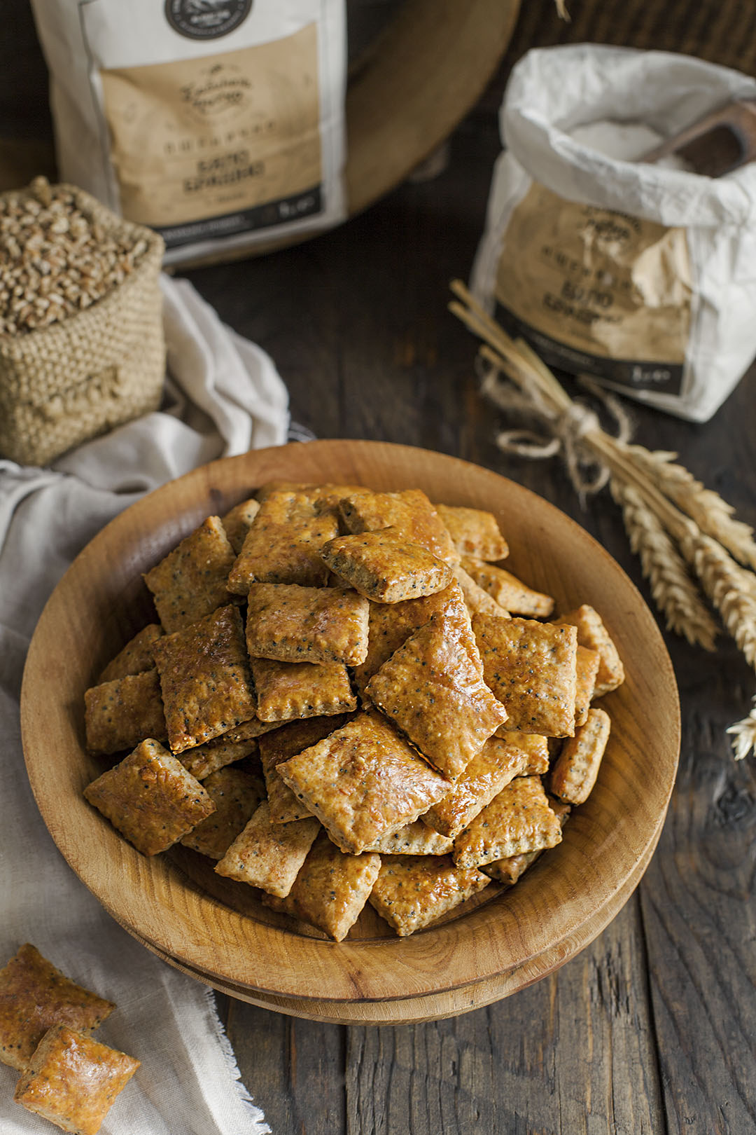 Крекери със сирене Пармезан, Чедър и маково семе
