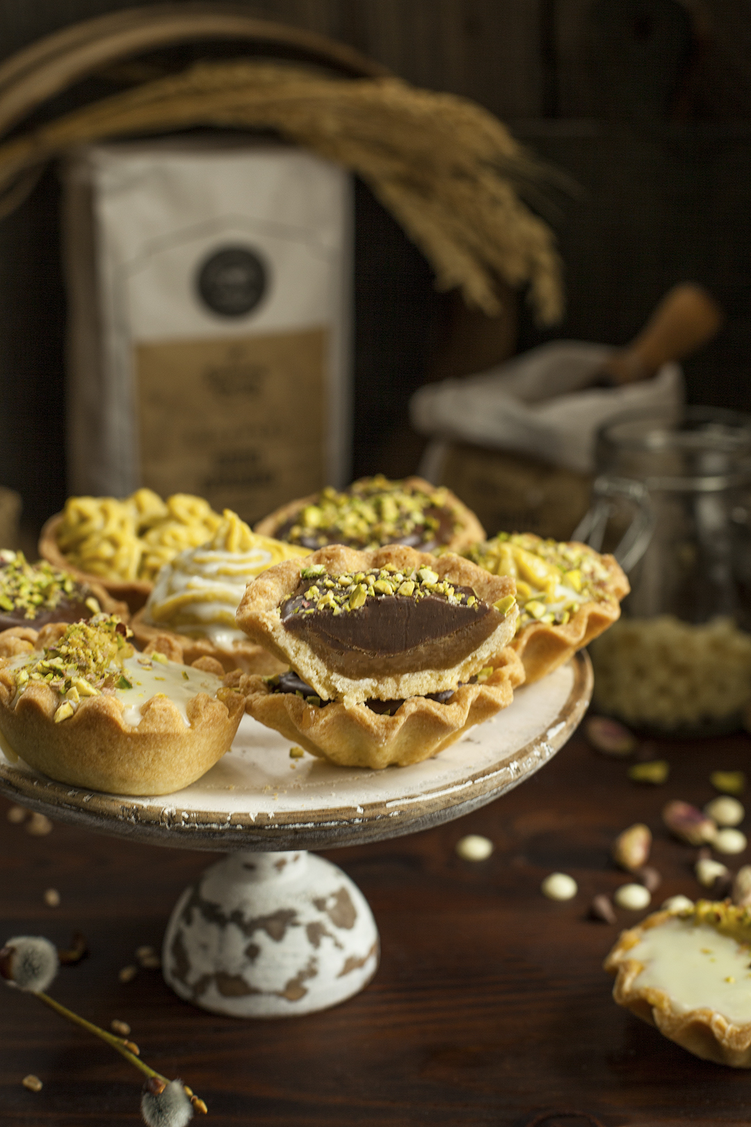 Тарталети със сладко от круши и крем от шам фъстък, солен карамел и шоколад