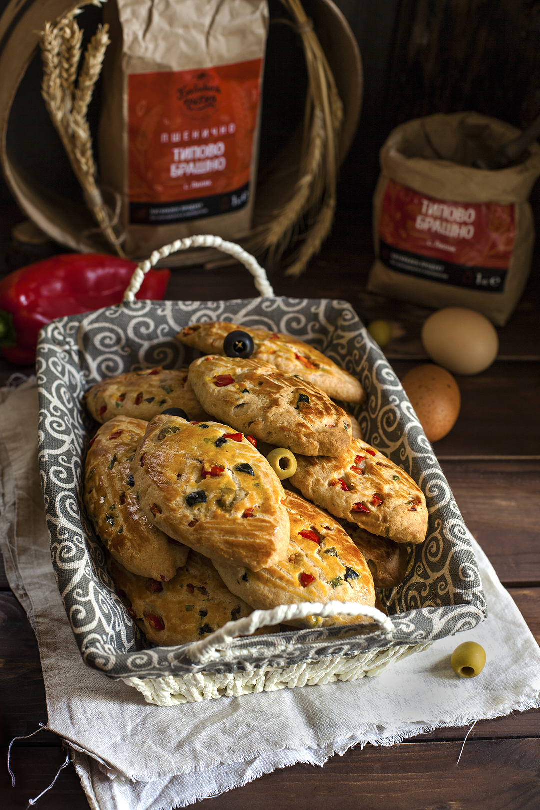 Соленки с червени чушки, маслини и Гауда