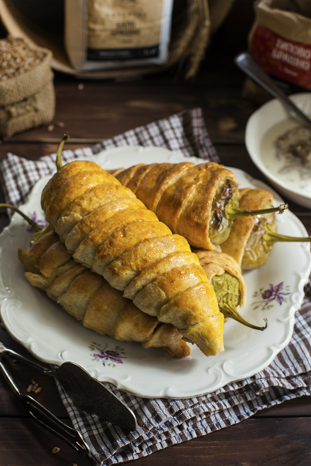 Пълнени чушки с кайма в маслено тесто