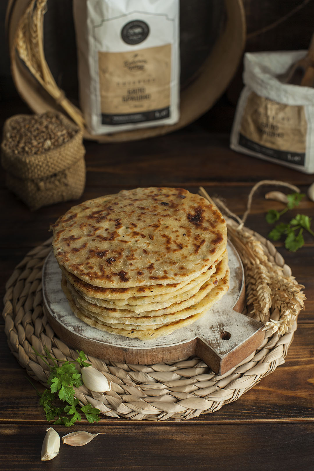 Маялама йок - плосък хляб с магданоз и твърди сирена