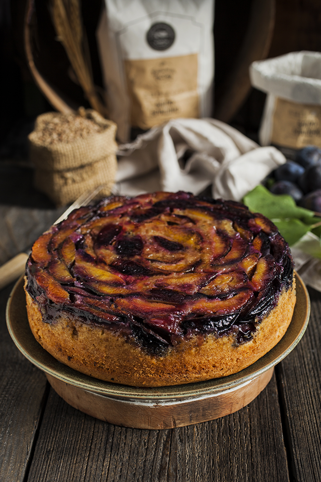 сладкиш със сини сливи и карамел