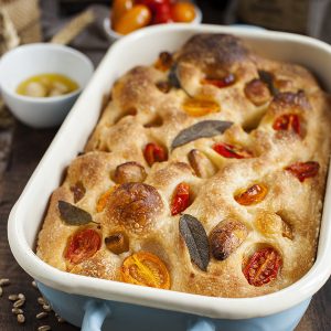 Фокача с чери домати, конфи чесън и салвия