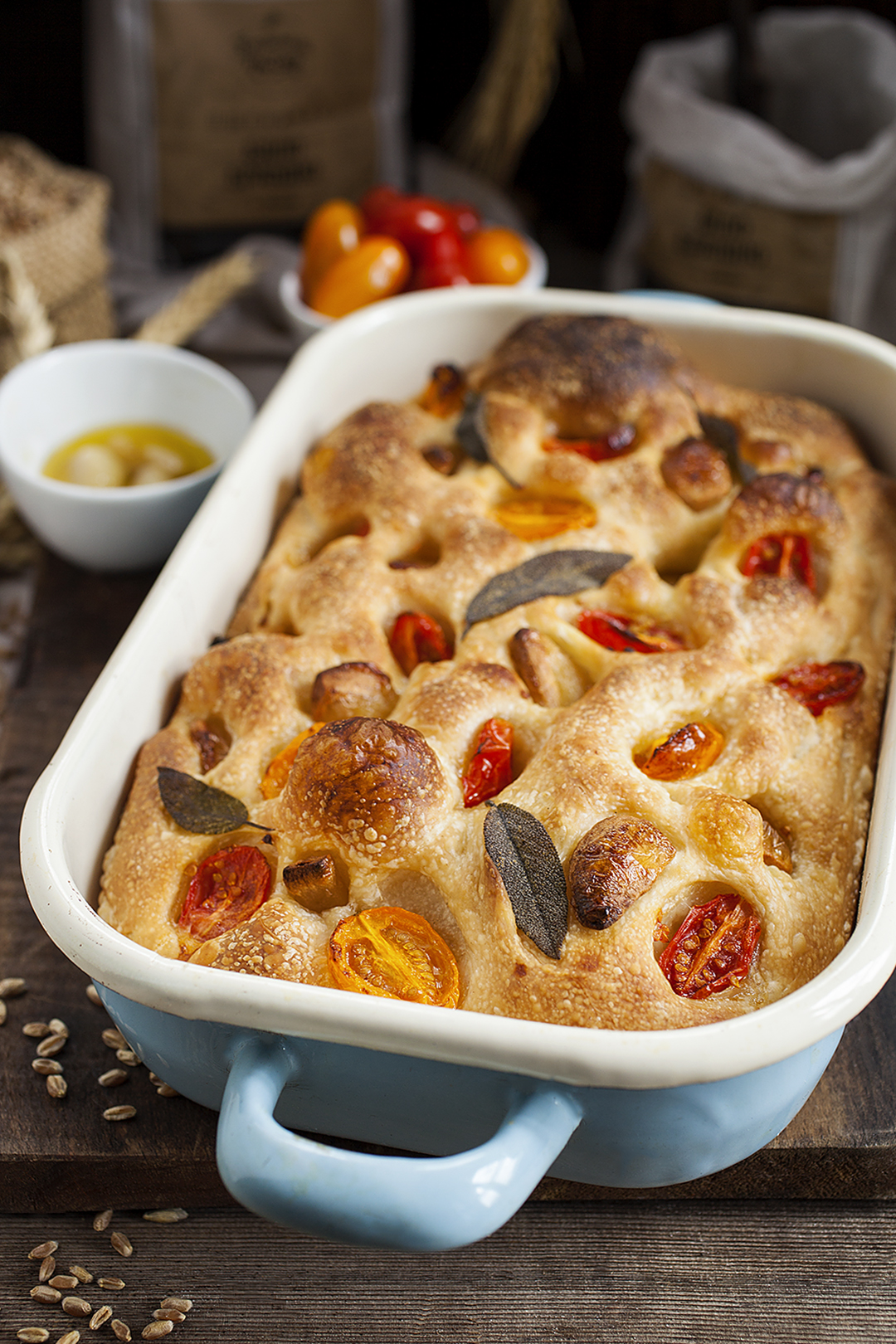 Фокача с чери домати, конфи чесън и салвия