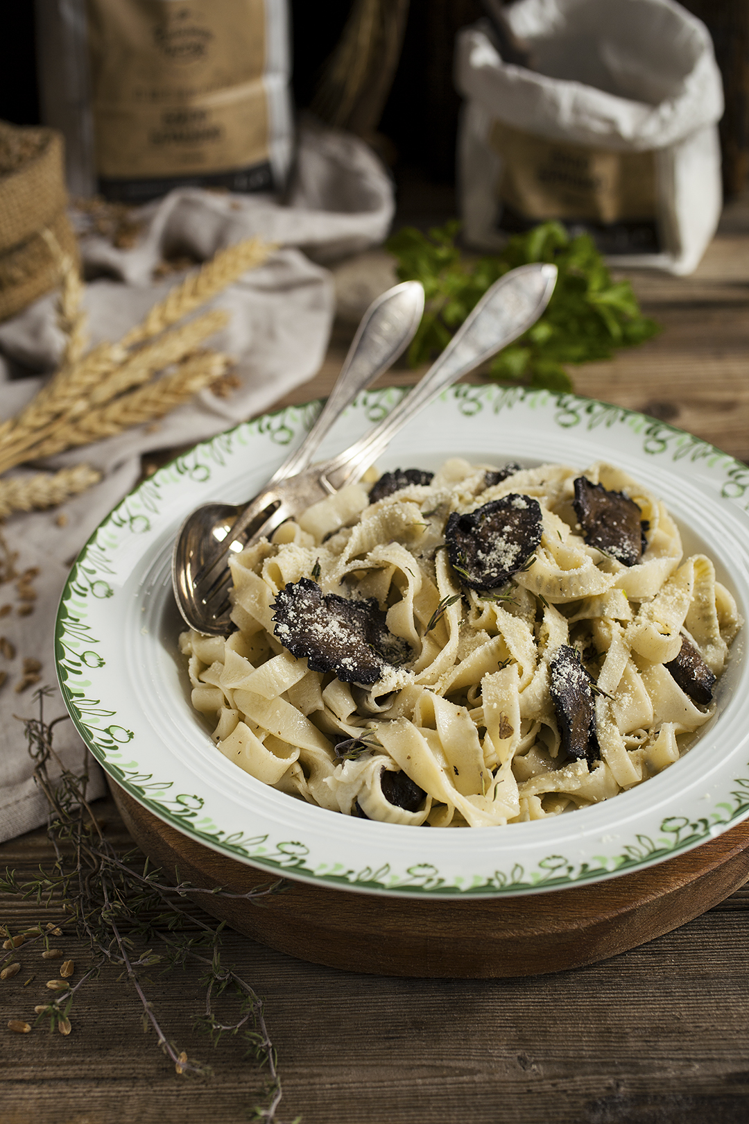 Талятели с домашно тесто, билки и диви гъби