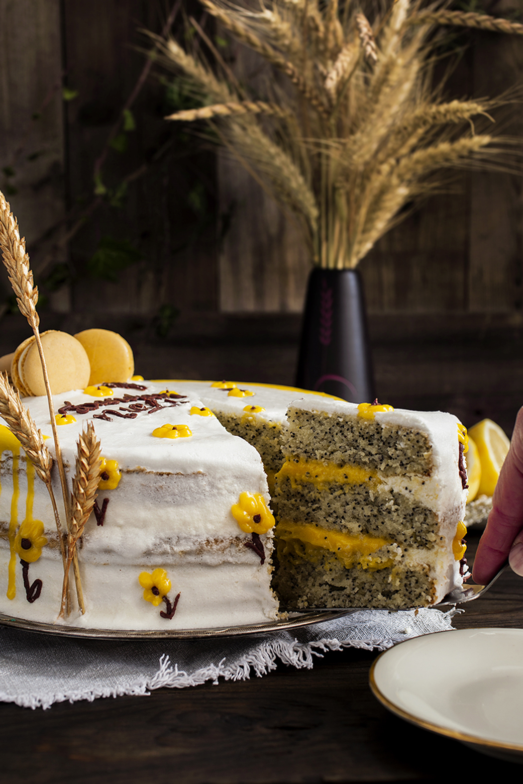 Пролетна торта със свеж лимонов крем и макови блатове.